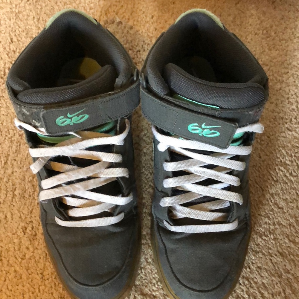 Nike men’s dark grey and teal swoosh sneakers